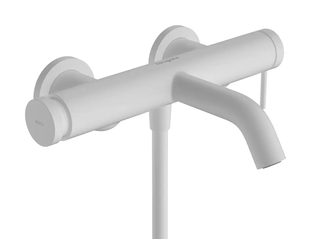 Weißer Einhebel-Wannenmischer von Hansgrohe mit ansprechender Form und einem Auslauf, montiert auf einer Wand. Die Steuerung erfolgt über einen seitlichen Drehknopf.